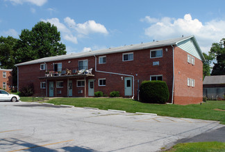 Forest View Apartments in Emmaus, PA - Building Photo - Building Photo