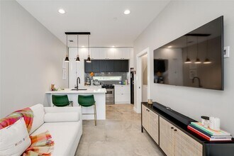 2108 Tillery St, Unit 3102 in Austin, TX - Foto de edificio - Building Photo
