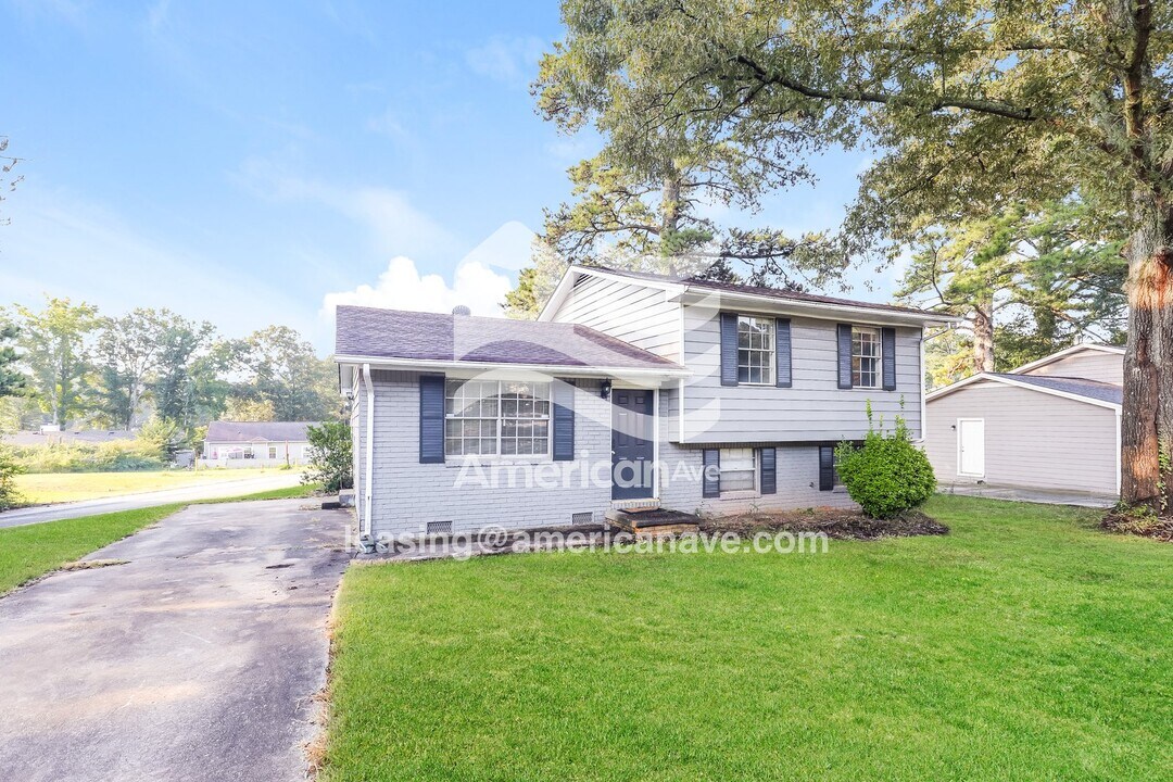 229 W Canterbury Dr in Jonesboro, GA - Building Photo