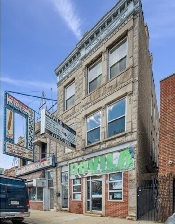 4012 W Armitage Ave in Chicago, IL - Building Photo