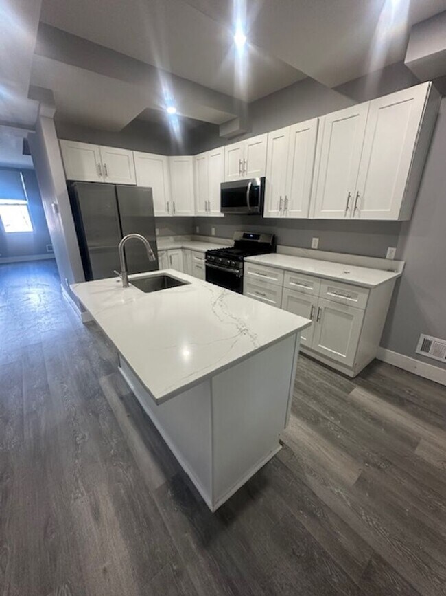 513 Bernhardt Way in Pittsburgh, PA - Building Photo - Building Photo