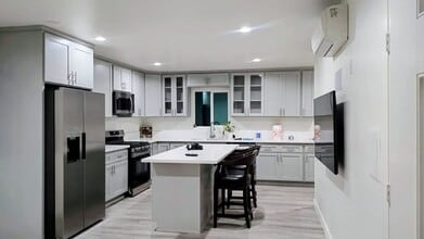 2234 S Dunsmuir Ave in Los Angeles, CA - Building Photo - Building Photo