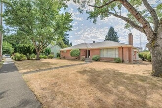 912 E Main St in Hillsboro, OR - Building Photo - Building Photo