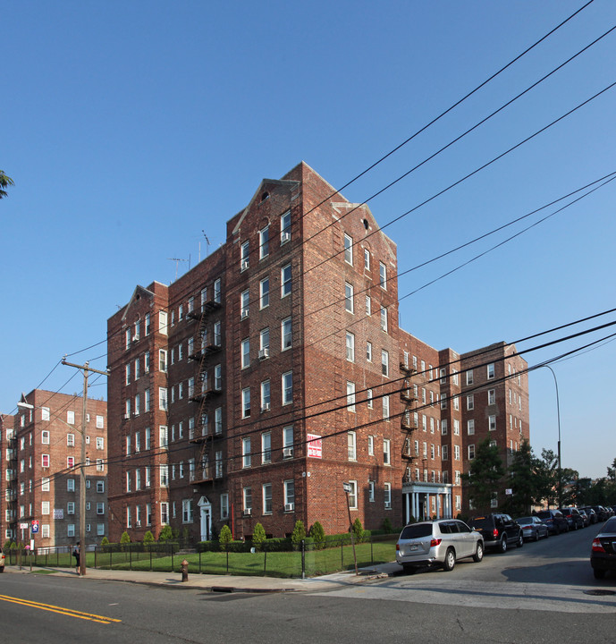 10-11 Neilson St in Far Rockaway, NY - Building Photo