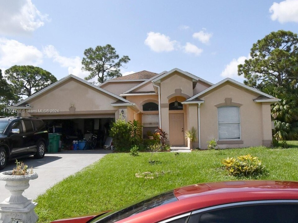 6097 NW E Deville Cir in Port St. Lucie, FL - Foto de edificio