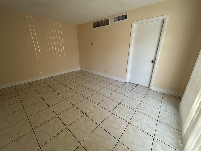 4401 Treehouse Ln in Tamarac, FL - Building Photo - Building Photo