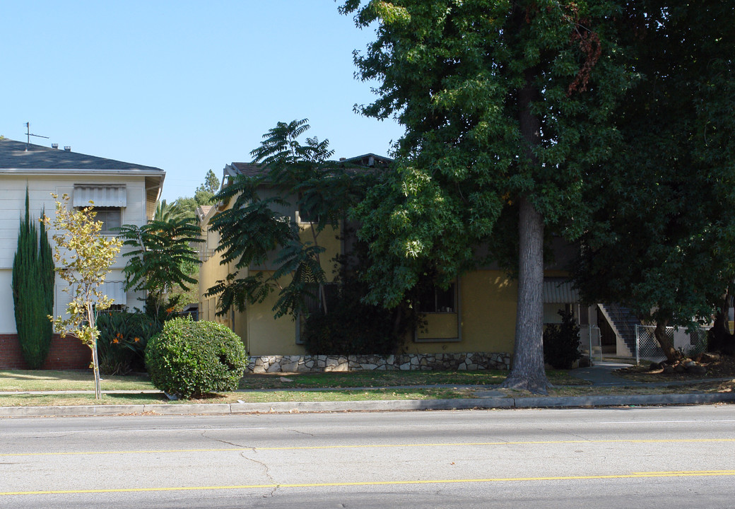 5828 Woodman Ave in Van Nuys, CA - Building Photo