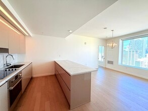 1050 S Grand Ave in Los Angeles, CA - Building Photo - Building Photo