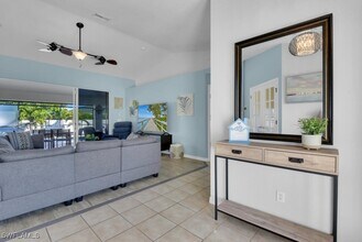 2217 SW 4th Ave in Cape Coral, FL - Foto de edificio - Building Photo