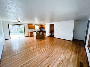 1102 SW Cherry Park Rd in Troutdale, OR - Building Photo - Building Photo