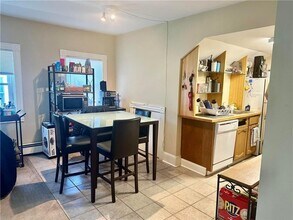 387 Lloyd Ave in Providence, RI - Foto de edificio - Building Photo