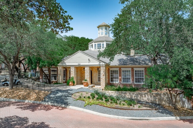 Village of Hampton Cove in San Antonio, TX - Foto de edificio - Building Photo