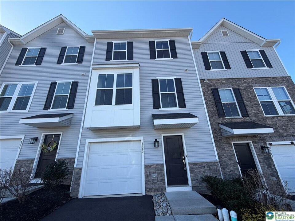 4960 Brookside Ct in Coopersburg, PA - Building Photo