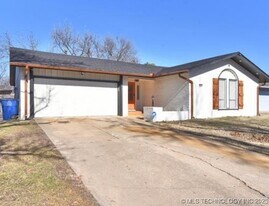10619 E 30th St in Tulsa, OK - Building Photo