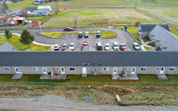 Mallard Heights Apartments in Elgin, OR - Foto de edificio - Building Photo