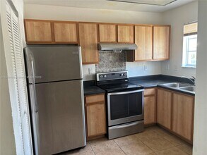 2050 NE 167th St in North Miami Beach, FL - Building Photo - Building Photo