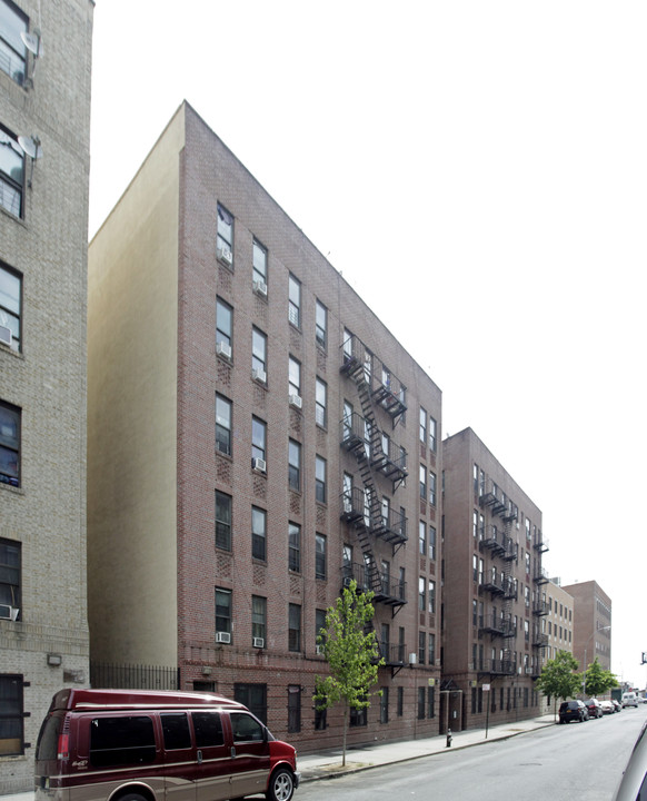 683 E 140th St in Bronx, NY - Foto de edificio