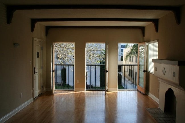 6211 Orange St, Unit 3 in Los Angeles, CA - Foto de edificio - Building Photo