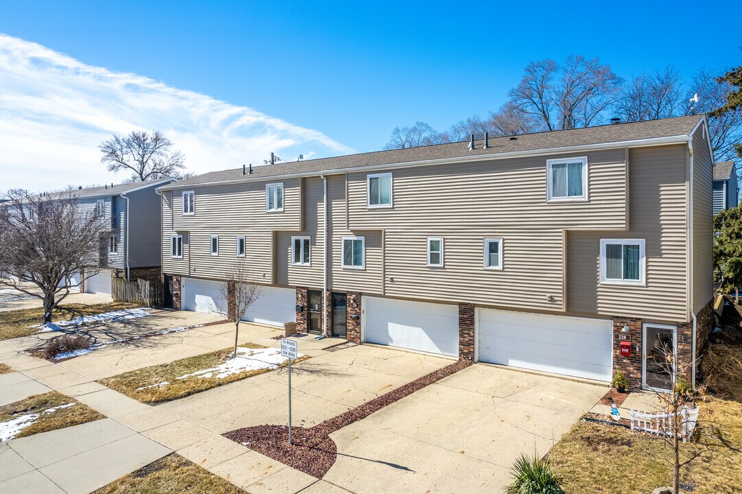 Cedar Village Townhomes in West Des Moines, IA - Building Photo