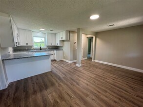 9006 Elm St in Hitchcock, TX - Building Photo - Building Photo