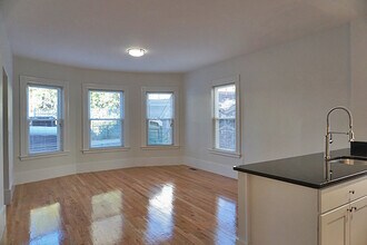2 Osgood St, Unit 1 in Somerville, MA - Foto de edificio - Building Photo