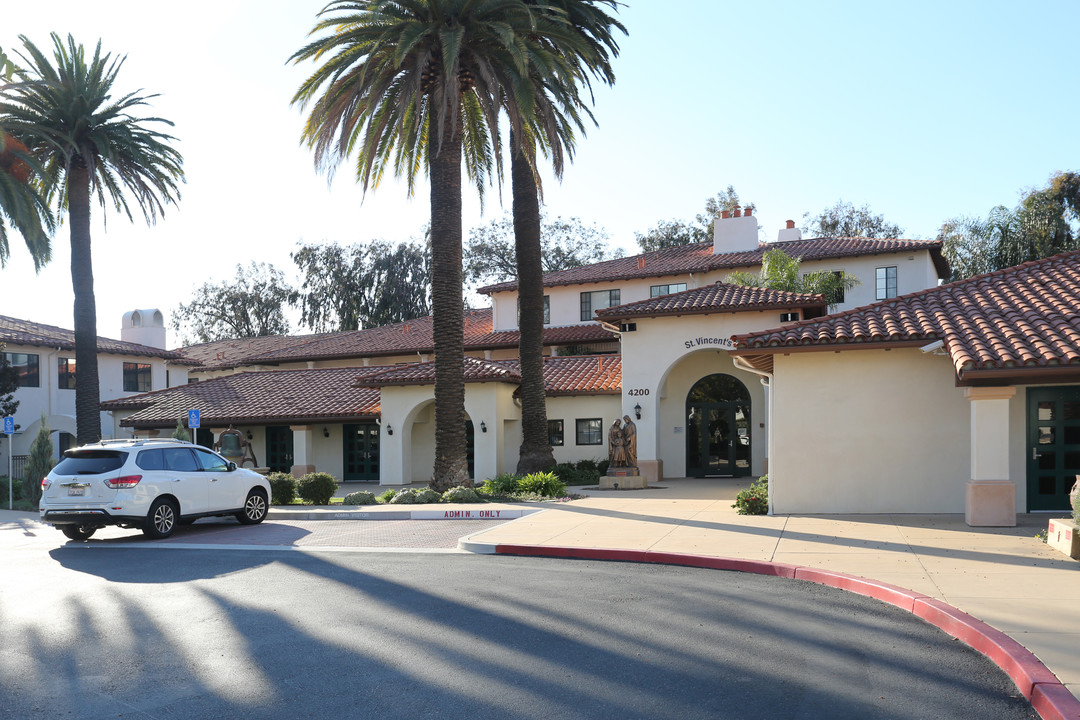 St. Vincent's Gardens in Santa Barbara, CA - Foto de edificio