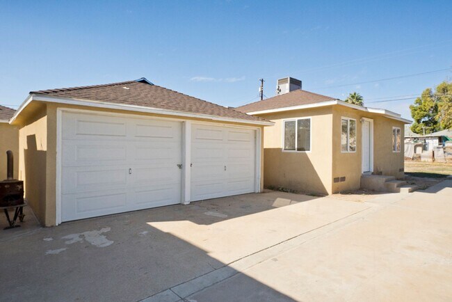 322 Woodrow Ave-Unit -Front in Bakersfield, CA - Building Photo - Building Photo
