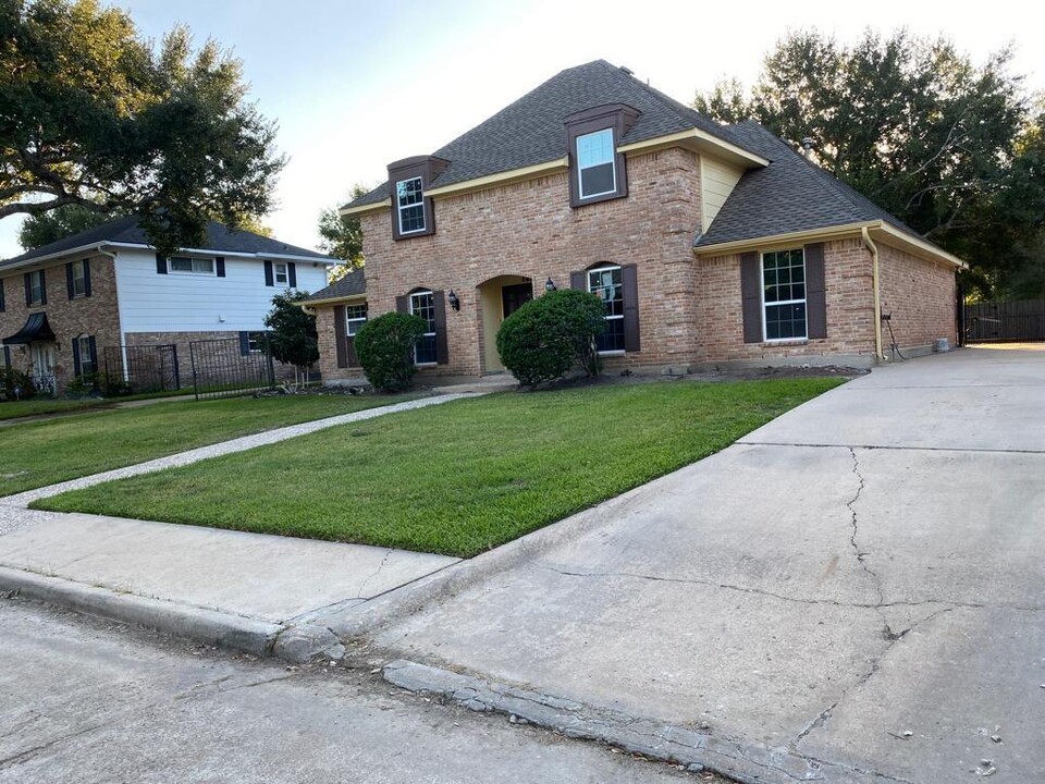 1606 Crystal Hills Dr in Houston, TX - Building Photo