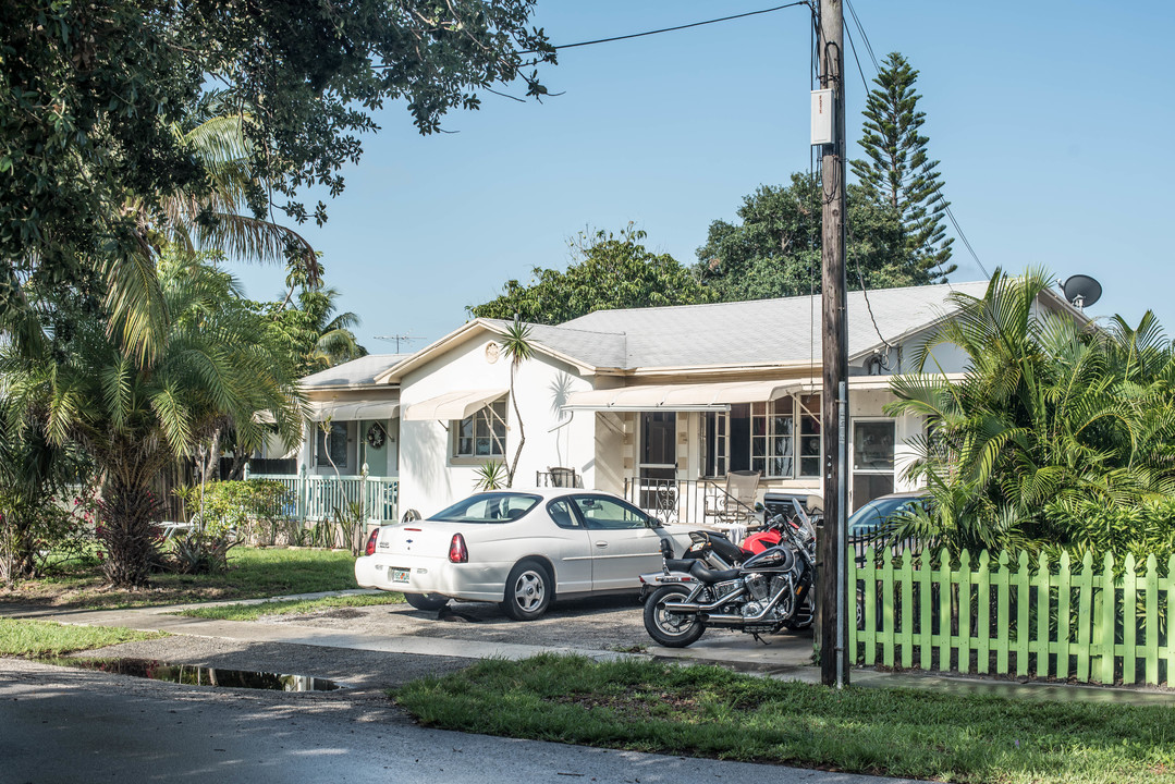 209 N Lake Dr in Lantana, FL - Building Photo