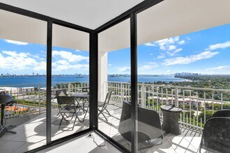 1000 NE Quayside Terrace in Miami, FL - Building Photo - Building Photo