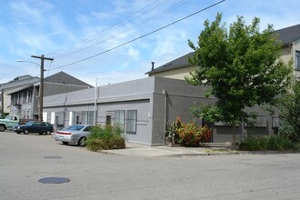 415-421 Peterson St in Oakland, CA - Foto de edificio - Building Photo