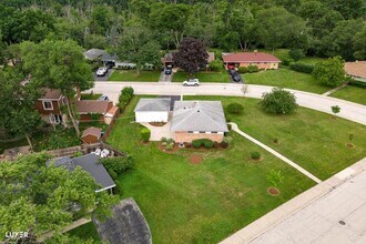 1032 Whitfield Rd in Northbrook, IL - Foto de edificio - Building Photo