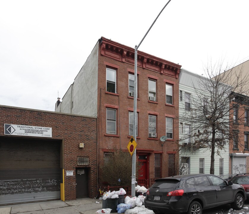 143 Green St in Brooklyn, NY - Building Photo