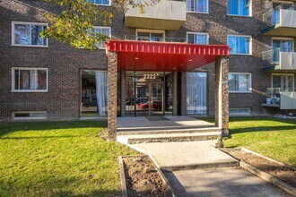 VILLAGE PARK 1 in Montréal, QC - Building Photo - Building Photo