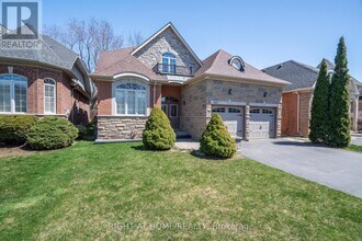 113 Mackey Dr in Whitby, ON - Building Photo - Building Photo