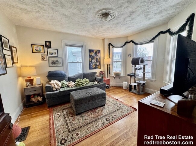 26 Egleston St, Unit 1 in Boston, MA - Foto de edificio - Building Photo