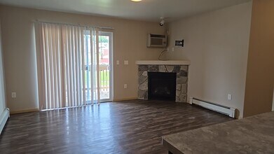 956 Boston Way, Unit 7 in Coralville, IA - Building Photo - Building Photo