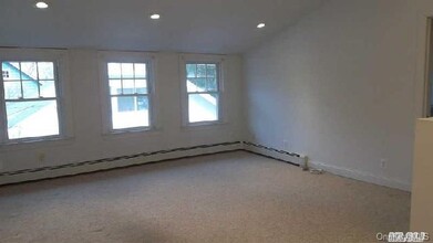 30 Sterling Ct in Huntington, NY - Foto de edificio - Building Photo