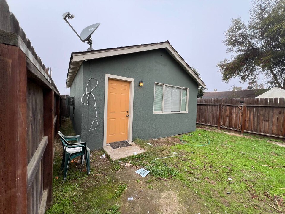 304 N Sierra Vista Ave in Fresno, CA - Building Photo