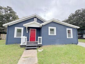 121 W 57th St in Savannah, GA - Building Photo
