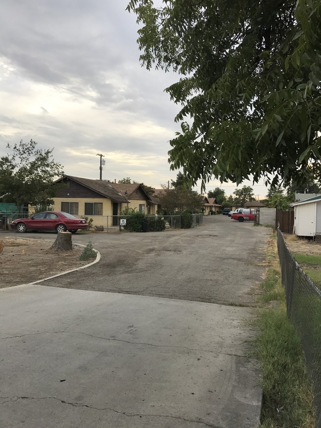 919 Castro Ln in Bakersfield, CA - Foto de edificio - Building Photo