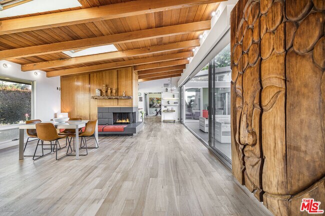 7275 Mulholland Dr in Los Angeles, CA - Building Photo - Building Photo