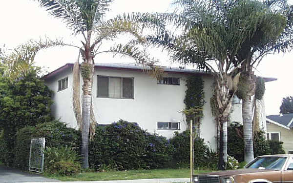 14215 Sylvan St in Van Nuys, CA - Building Photo - Building Photo