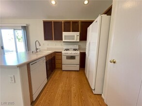 6122 Cozy Creek St in North Las Vegas, NV - Building Photo - Building Photo