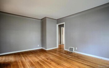 348 E Maplehurst Ave in Ferndale, MI - Building Photo - Building Photo