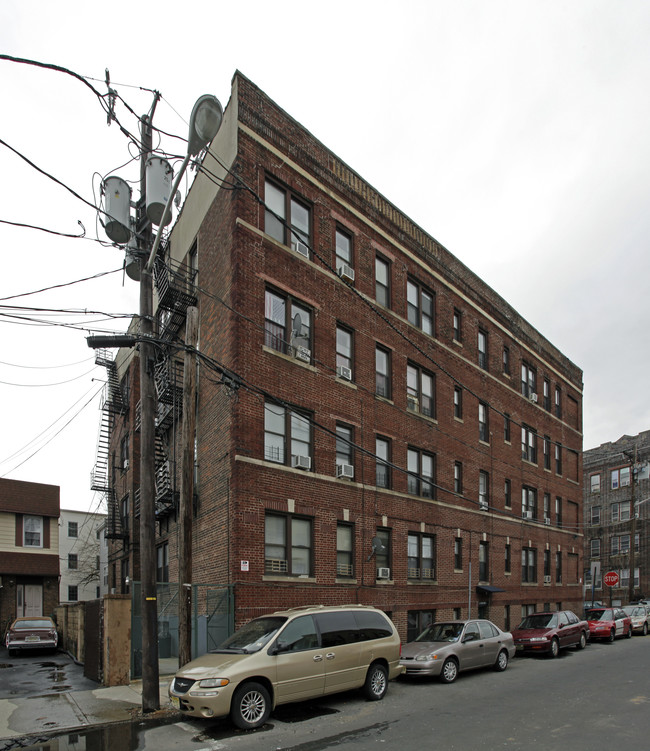 110 61st St in West New York, NJ - Foto de edificio - Building Photo