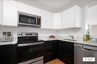 100 W Chestnut St in Chicago, IL - Building Photo - Building Photo