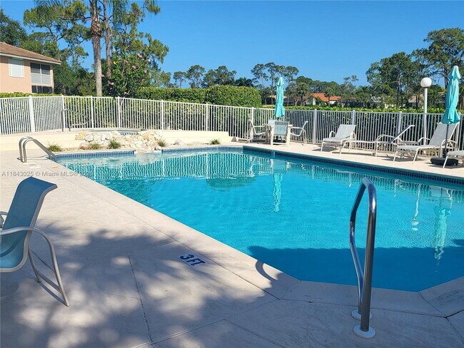 575 Augusta Blvd in Naples, FL - Building Photo - Building Photo