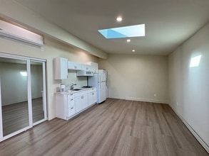 22438 Califa St in Los Angeles, CA - Building Photo - Building Photo