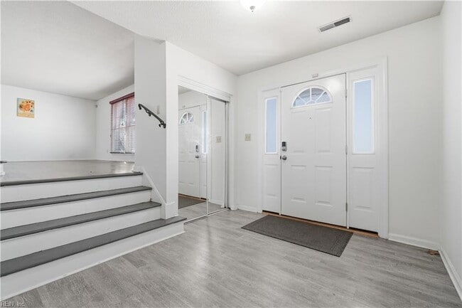 912 Amherst Ln in Virginia Beach, VA - Foto de edificio - Building Photo